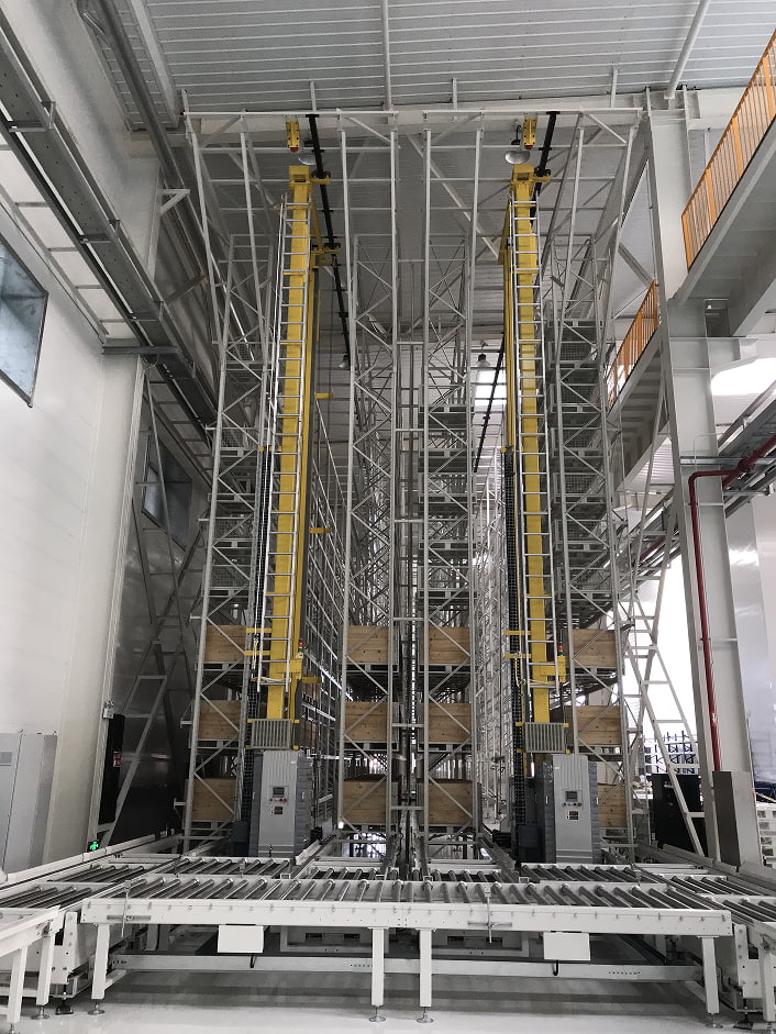 Stacker crane system used for warehouse storage