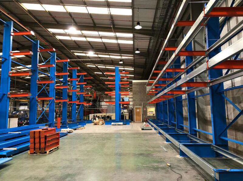 ¿Cómo pueden los estantes voladizos revolucionar el almacenamiento de artículos largos?